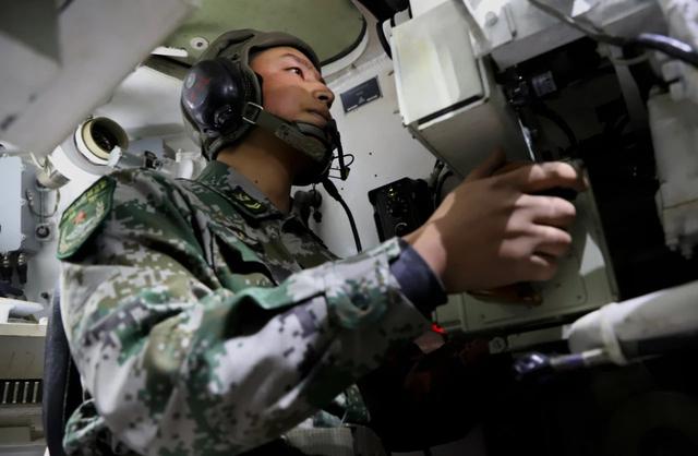 火力全开，国产11式新型突击车亮剑高原，行进间实弹射击