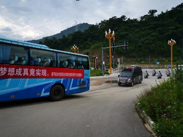 “一车一警”一路同行 多警联动护航高考
