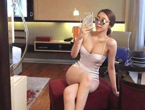 拒绝过王思聪，因高颜值被小17岁小鲜肉追求，今