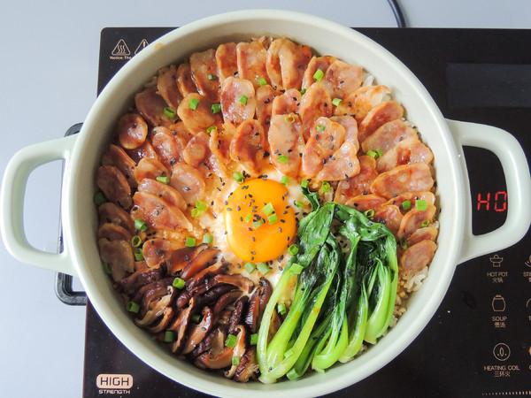 香肠煲仔饭很多人吃过不会做，教你简单做法，色泽金黄，香而不腻