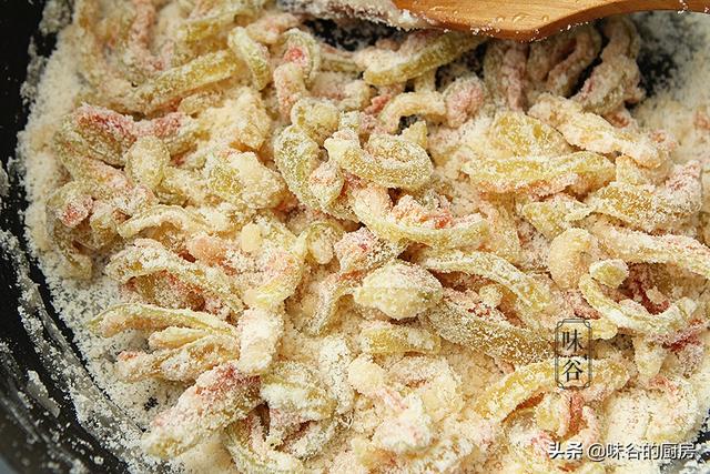 夏天，西瓜皮别扔了，把它做成零食，软糯香甜，好吃不浪费