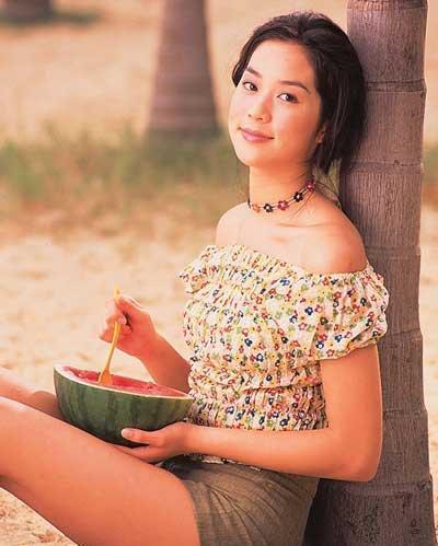 徐子淇的前半生：24岁嫁豪门，8年生4胎，如今稳坐“千亿阔太”