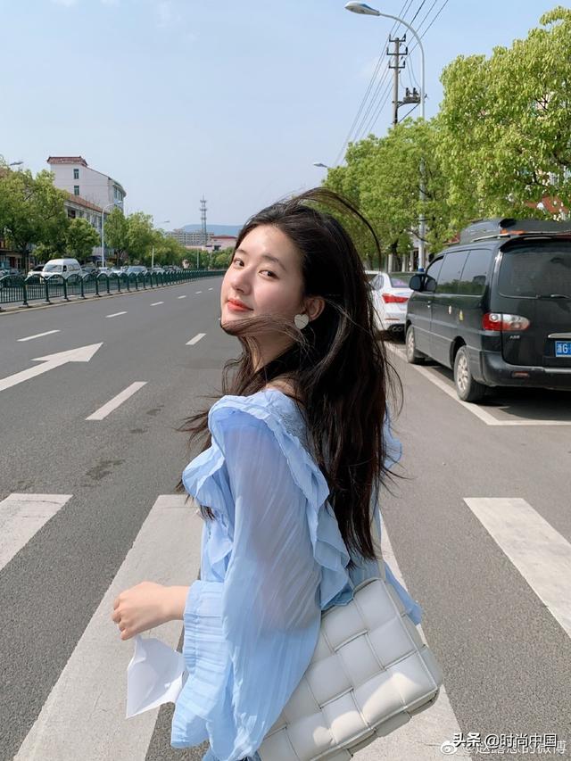 学拍毕业照｜跟李沁、张雨绮、赵露思摆“pose”，用新姿势解锁青春纪念册