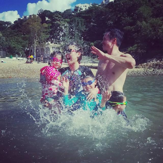 陈豪陈茵媺夫妇带子女去海边游玩，一家五口互动有趣又欢乐