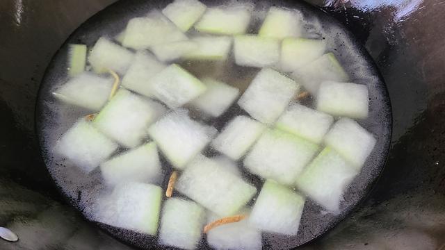 冬瓜的简单做法，广东人天气热经常吃的一道家常菜，鲜香美味