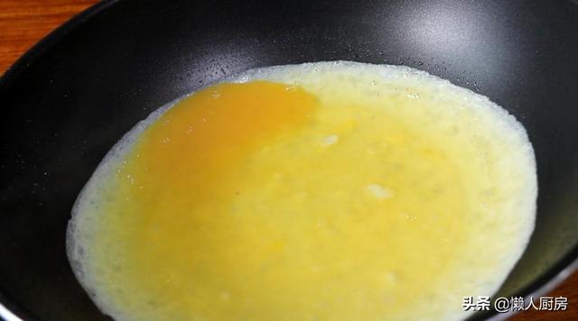 天热喝什么汤？嫩滑的豆腐，酥软的蛋皮，教你做豆腐蛋皮汤