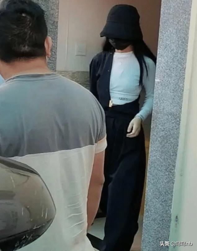 赵丽颖《中餐厅》路透，看清穿的服装，为了防晒也是拼了