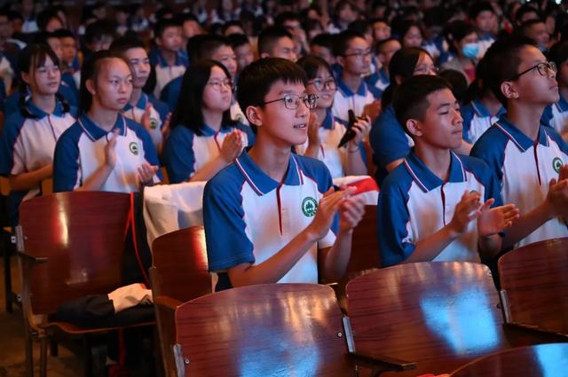 奏响青春 艺梦起航——云南农大附中初二年级举行乐器汇报展演