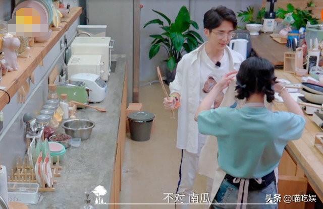 郑爽帮张新成系围裙，谁注意张新成的下意识反应？真把自己当外人
