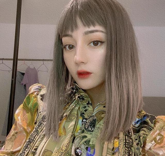 迪丽热巴越来越“Lisa化”了？齐刘海黑眼线，好似双胞胎姐妹