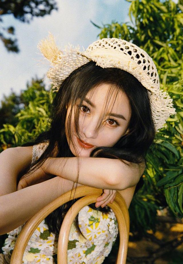 赵丽颖担任迪奥品牌大使，迷人花朵女装穿出夏