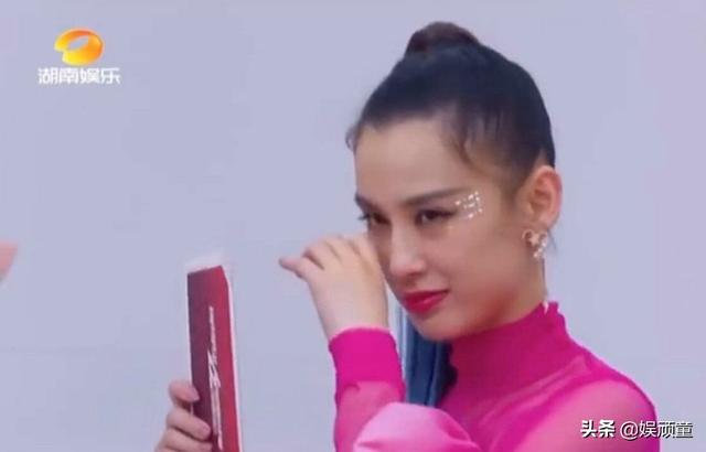 黄圣依哭为何被嘲？看到万茜、伊能静队友离去的哭，就知她不亏