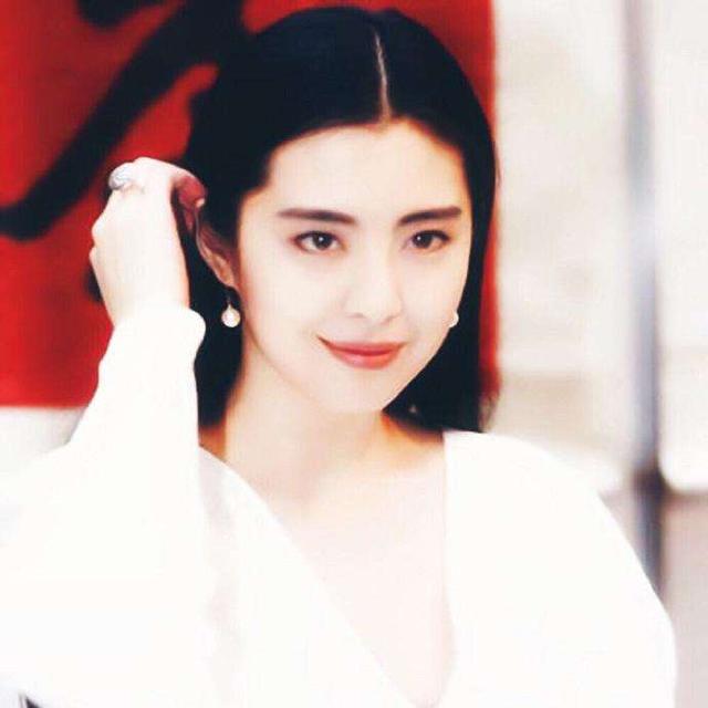 赫本曾经历两次婚姻，都没嫁给相伴42年的纪梵希，原因让人深思