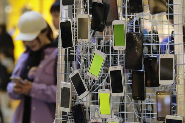 年轻人把淘汰的旧手机，给父母长辈继续用，这