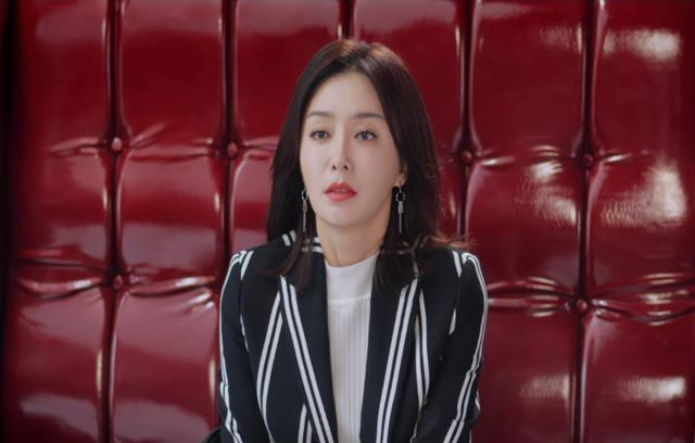 她5岁出道，演艺圈磨砺22年不红，如今在《怪你过分美丽》走红