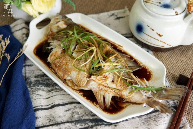 做清蒸鱼，别只会放葱姜，去掉鱼身上这些部位，鱼肉没腥味还鲜嫩
