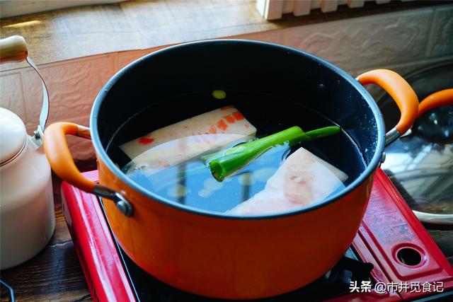 蒜泥白肉简单家常做法，好吃全因这碗料汁，学会味道不比饭店差