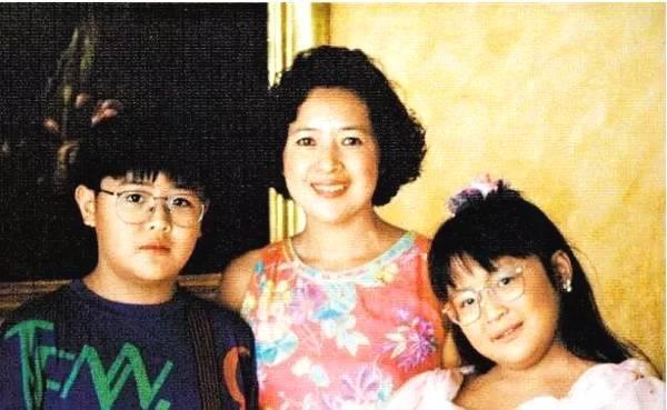 刘鸣炜与员工捡垃圾？宝咏琴教出来的儿子果然是好儿子