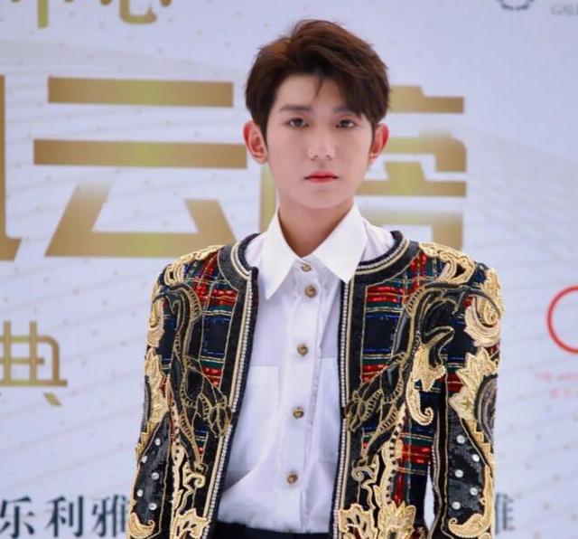 久违的红毯太糟心！周深没抹匀粉底，王源眼神涣散状态不佳