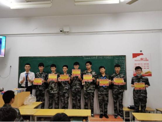 Suqian Science and Technology School held a weekly examination commendation conference