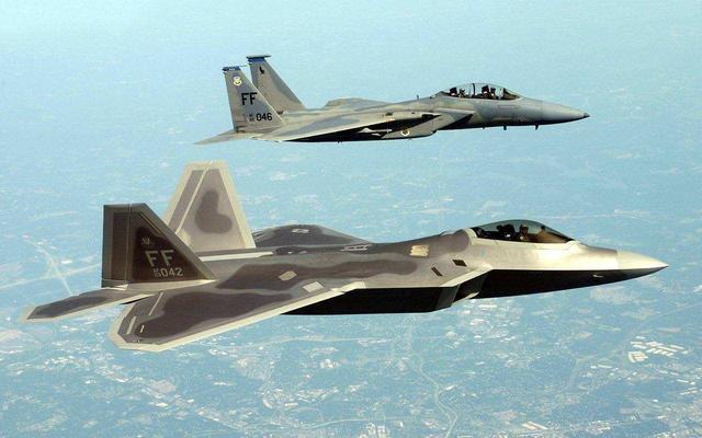 美军一架F22A倒栽葱摔了