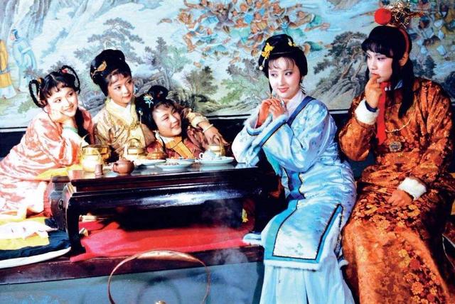 美剧都是剧中演员自己发声，国产电视剧，为什么只能别人后期配音