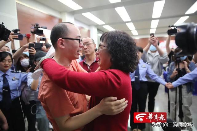 1分钟时间，2岁半孩子丢失32年，认亲现场让人泪