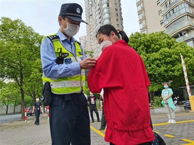 上海又一批学生复课：“小神兽”6:40被外婆送到学校，比保安来得还早