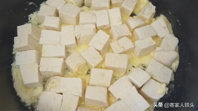 豆腐中打入2个鸡蛋，教你下饭新吃法，出锅比红烧肉还抢手，真香