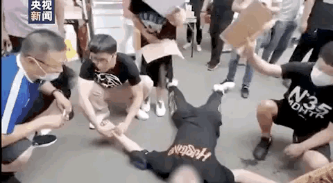 眼镜都甩掉了，但真的很帅