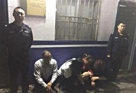 广西大叔大妈在树林卖淫嫖娼，被警方当场抓获