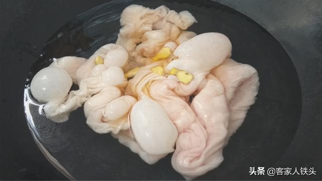客家人炒猪大肠从不直接下锅炒，想要开胃好吃，这一步一定不能省