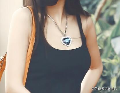 杨幂海洋之心项链搭配渔夫帽+黑色背心，一身