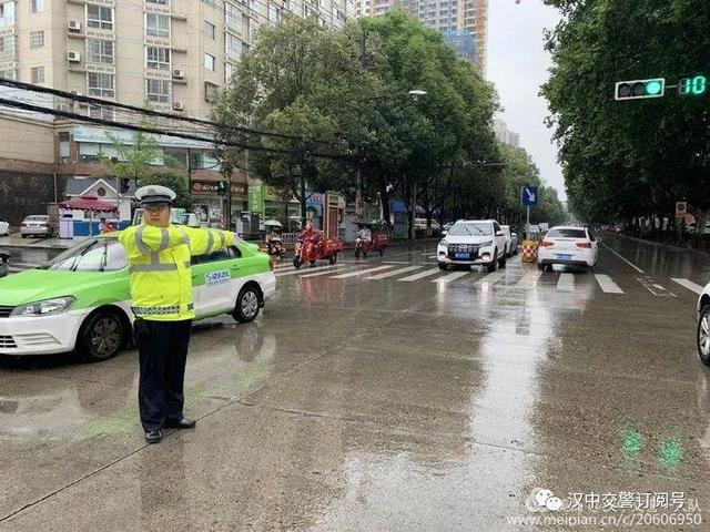 汉中交警雨中坚守执勤一线 保障市民出行安全