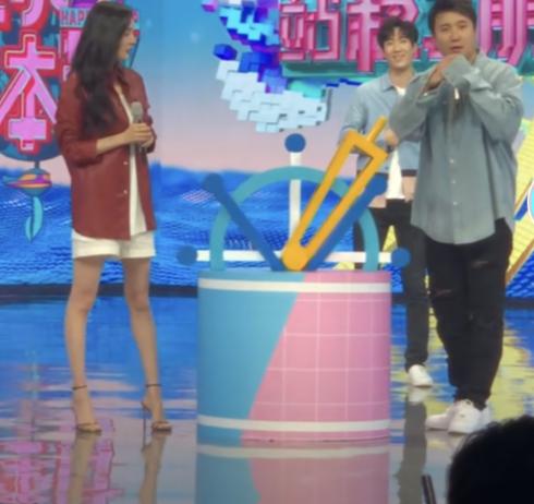 有一种站姿叫杨幂穿高跟鞋，无美颜镜头下曝光