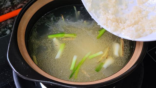 鲜香美味的猪杂粥，广东人经常吃的一道美食，做早餐宵夜都不错