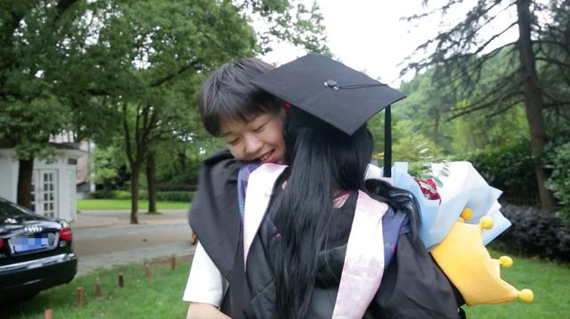 长沙女孩毕业季用辣条表白暗恋男生遭拒，结果甜翻闺蜜