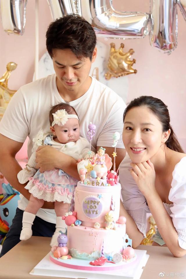 杨怡罗仲谦晒全家福为女儿庆百日，小珍珠正面首曝光，和爸爸很像
