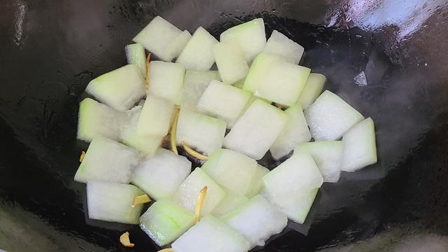 冬瓜的简单做法，广东人天气热经常吃的一道家常菜，鲜香美味