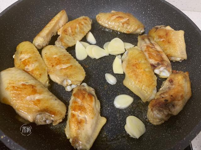 鸡翅这样煮不用一滴油，表皮酥香，肉质鲜嫩，比可乐鸡翅好吃多了