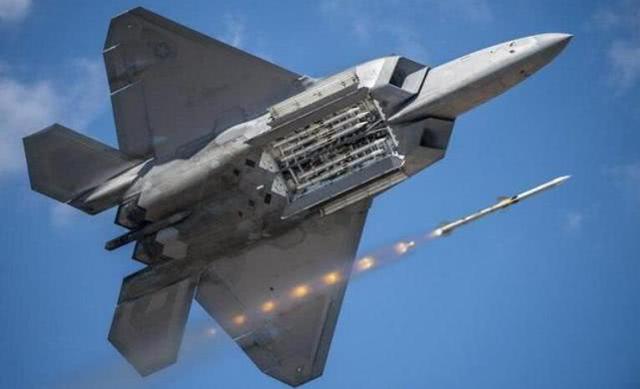 美军承认！F22相比歼20存一致命弱点，超视距空战将被压制