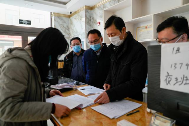 济南新材料产业园区管委会主任陈西武到企业和疫情防控留观点调研