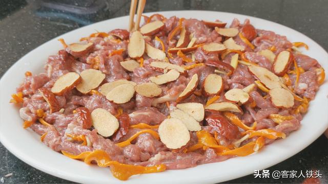 牛肉想要嫩滑好吃，别下锅炒，教你一个更简单的做法，营养又好吃