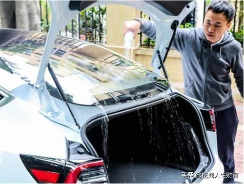 一瓶水发现特斯拉“猫腻”，雨天后备箱都不敢打开