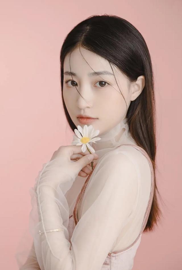 芙蓉不及美人妆，水殿风来珠翠香。