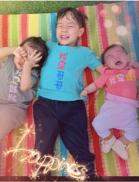 霍启刚又晒仨娃同框照，大女儿穿泡泡袖甜美，
