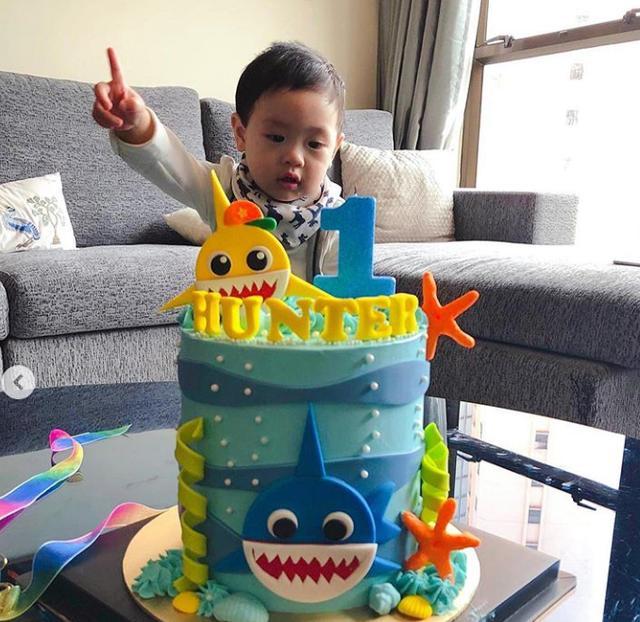 乐基儿晒儿子吃饭萌照，Hunter虎头虎脑大眼睛，二婚也幸福