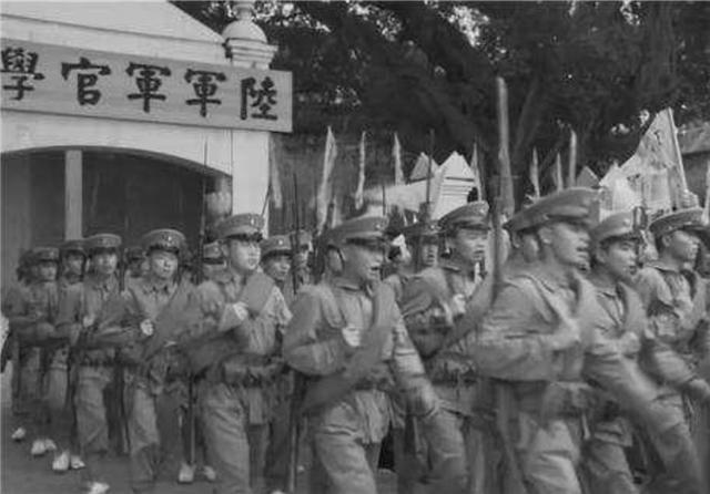 黄埔一期最小的学员，36岁就成为中将，孙女靠一