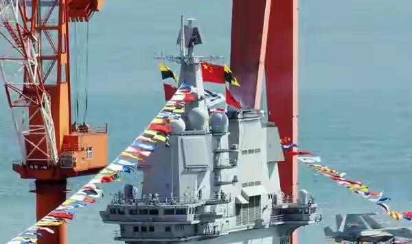山东舰上满旗迎接“海军节”，首艘国产航母有