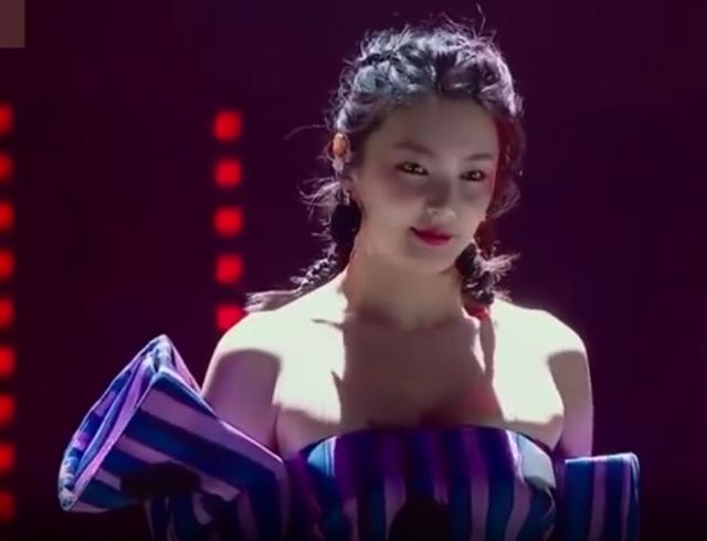 张雨绮带训练时“矫正背带”，当登台表演，看